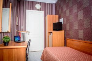 TV a/nebo společenská místnost v ubytování Hotel Emmaus
