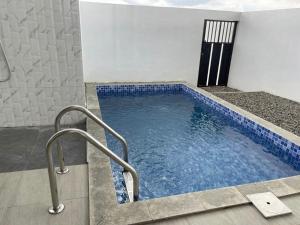 巴图Athara Villas的房间里有游泳池，蓝色