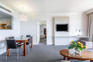 TV o dispositivi per l'intrattenimento presso Two Private Oceanview Suites with Resort Pool