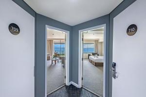 Letto o letti in una camera di Two Private Oceanview Suites with Resort Pool