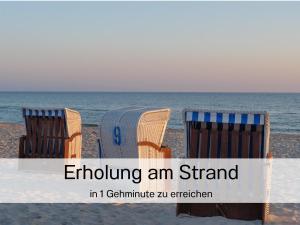 宾茨Ostsee-Traumferienwohnungen Bel Vital mit Meerblick, Balkon und Sauna的一组椅子坐在海滩上