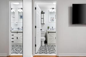 Ένα μπάνιο στο NYC 20min, Sleeps 10, Free Parking, Patio +42 φωτογραφίες