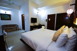 TV a/nebo společenská místnost v ubytování AZYA Hotel