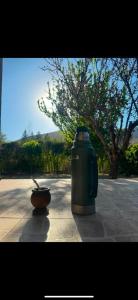 Un bote de basura verde y un recipiente en una acera en la soñada, en El Rodeo 16 fotos más