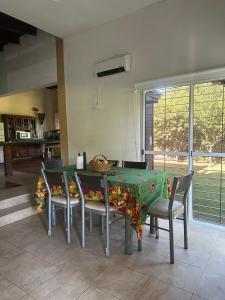 Una mesa de comedor con sillas y un mantel verde en la soñada, en El Rodeo
