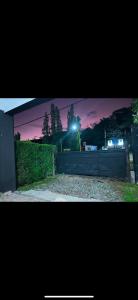 Una vista nocturna de una valla y una farola. en la soñada, en El Rodeo