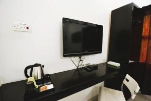 TV a/nebo společenská místnost v ubytování AZYA Hotel