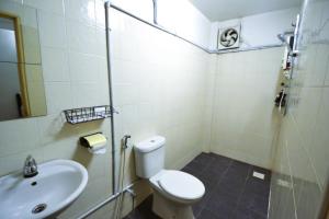 Koupelna v ubytování AZYA Hotel