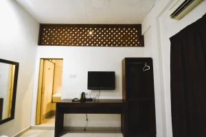 TV a/nebo společenská místnost v ubytování AZYA Hotel