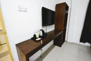 TV a/nebo společenská místnost v ubytování AZYA Hotel
