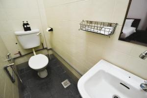 Koupelna v ubytování AZYA Hotel