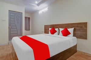 Ένα ή περισσότερα κρεβάτια σε δωμάτιο στο Hotel O R Square Bn Reddy +14 φωτογραφίες