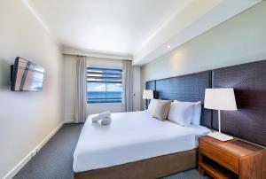 Giường trong phòng chung tại Harbourfront Living with Views to Write Home About