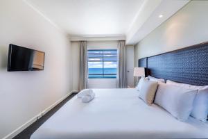 Rúm í herbergi á Harbourfront Living with Views to Write Home About +5 myndir