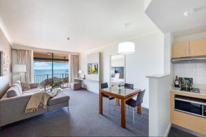 Nhà bếp/bếp nhỏ tại Harbourfront Living with Views to Write Home About