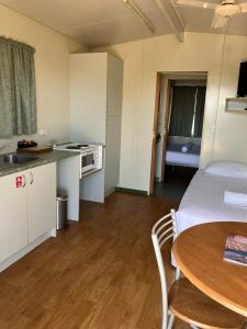 Llit o llits en una habitació de Cloncurry Caravan Park Oasis