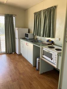 Cuina o zona de cuina de Cloncurry Caravan Park Oasis