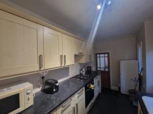 Kuchyň nebo kuchyňský kout v ubytování Nice Living Serviced Accommodations Leicester 3