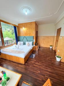 Giường trong phòng chung tại Hotel Suraj Retreat Inn
