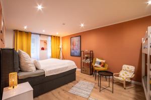 Blue Chili 35 - Apartment in Treptow في برلين: غرفة نوم صغيرة بها سرير وكرسي