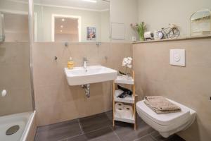 Blue Chili 35 - Apartment in Treptow في برلين: حمام مع حوض ومرحاض +26 صورة