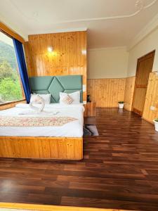 Giường trong phòng chung tại Hotel Suraj Retreat Inn