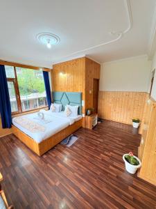 Giường trong phòng chung tại Hotel Suraj Retreat Inn