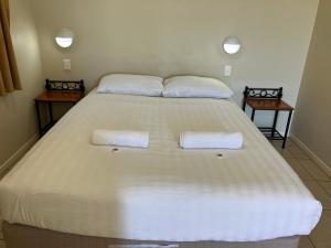 Llit o llits en una habitació de Cloncurry Caravan Park Oasis