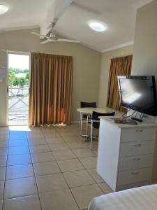 Televisor o centre d'entreteniment de Cloncurry Caravan Park Oasis
