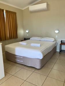 Llit o llits en una habitació de Cloncurry Caravan Park Oasis