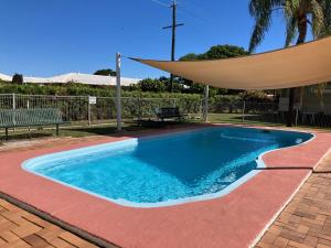Piscina a Cloncurry Caravan Park Oasis o a prop