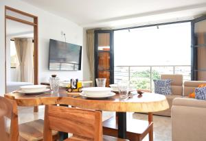 a dining room with a table and a couch at Hummingbird in Chinchiná