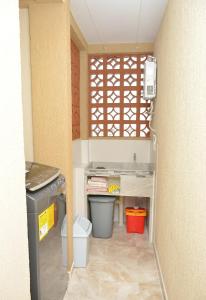 ChinchináにあるHummingbirdのトイレと窓が備わる小さな客室です。