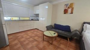 Dapur atau dapur kecil di Comfy Granny Flat Studio in Mermaid Water