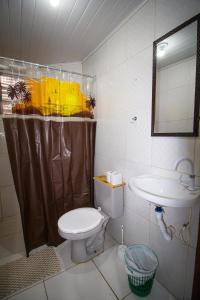 a bathroom with a toilet and a sink at Flat inteiro 100m 1 Praia -Morro de Sao Paulo Bahia- mare mansa c in Cayru