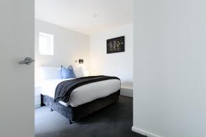 Postel nebo postele na pokoji v ubytování Cameron Mews: In The Heart Of The City + 18 fotografií