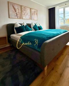 a large bed with a couch in a bedroom at Carrée 31 Balkon, Privatparkplatz, Aufzug, Kaffee in Chemnitz