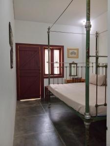Ένα ή περισσότερα κρεβάτια σε δωμάτιο στο Roemah Oei Lasem