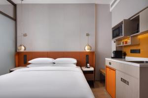 Kuchyň nebo kuchyňský kout v ubytování Home2 Suite by Hilton Ningbo Yinzhou