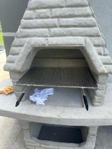 eine Bank mit einem Haufen Müll darauf in der Unterkunft Vila MM Boračko jezero in Konjic