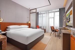 Postel nebo postele na pokoji v ubytování Home2 Suite by Hilton Ningbo Yinzhou