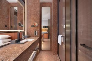 Koupelna v ubytování Home2 Suite by Hilton Ningbo Yinzhou