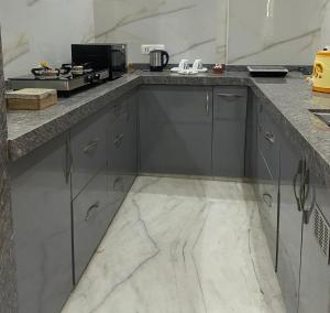 Kuchyň nebo kuchyňský kout v ubytování Hadendra Residences