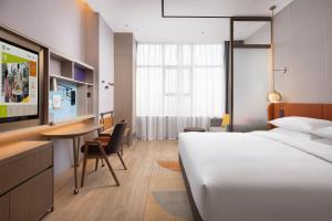 Postel nebo postele na pokoji v ubytování Home2 Suite by Hilton Ningbo Yinzhou