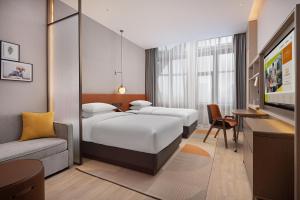 Postel nebo postele na pokoji v ubytování Home2 Suite by Hilton Ningbo Yinzhou
