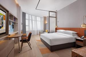 Postel nebo postele na pokoji v ubytování Home2 Suite by Hilton Ningbo Yinzhou
