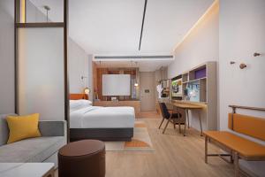 Postel nebo postele na pokoji v ubytování Home2 Suite by Hilton Ningbo Yinzhou + 37 fotografií