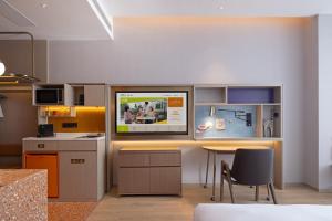 Kuchyň nebo kuchyňský kout v ubytování Home2 Suite by Hilton Ningbo Yinzhou