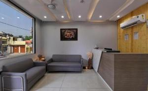 Posezení v ubytování Hotel The Emporio A Corporate Suites Near Sector 62, Noida