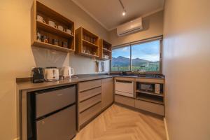 O bucătărie sau chicinetă la Cottage 6 - Leo Sky Farm